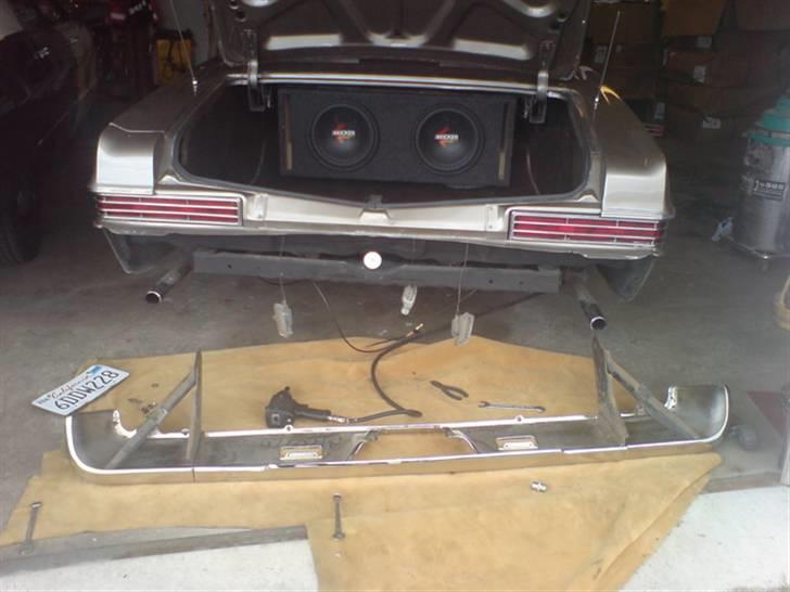 1966 Chevy Caprice Lowrider - Den nyeforkromede kofanger monteres billede 30