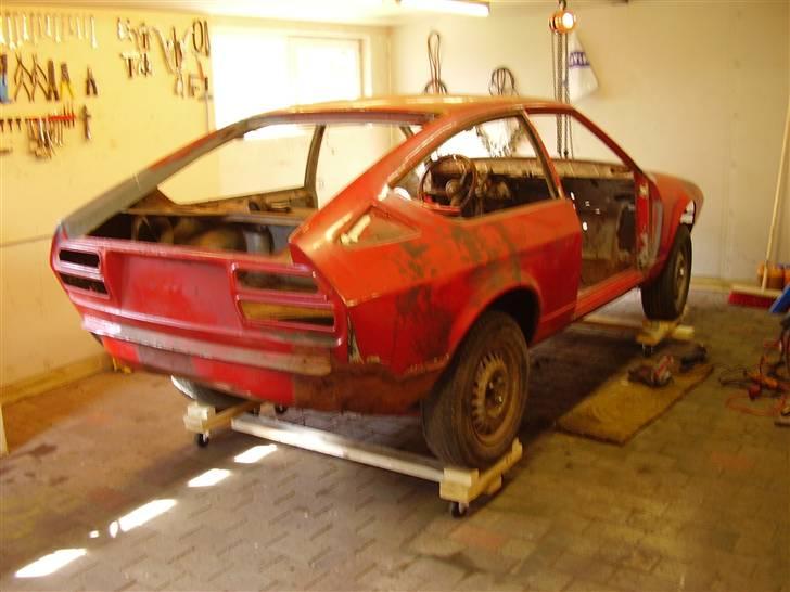 Alfa Romeo Alfetta GTV - Så er den hjemme i min garage og alle dele fjernet så den er klar til alt muligt:) billede 12