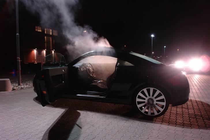 Røgkanon i aktion! - Efter et par minutter er der ved at være lidt mere tyndet ud i røgen. billede 11