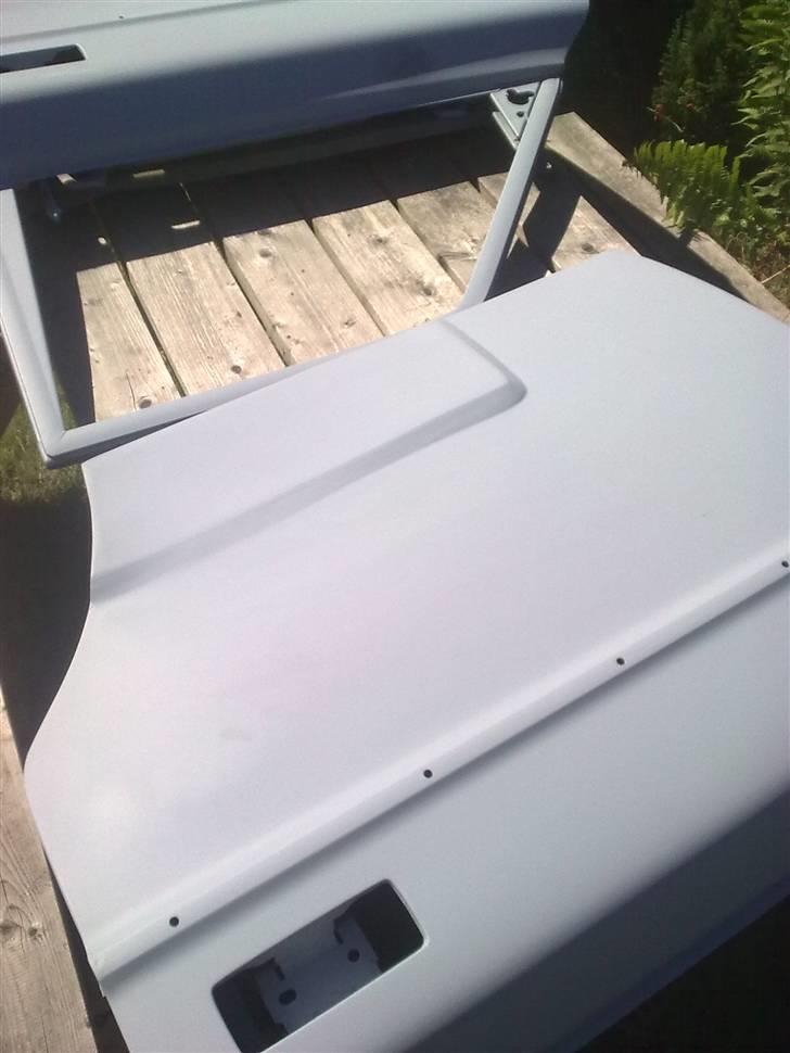 Ombygning af volvo 240 - Et stykke af skørtet spartlet ud i døren. tror det kommer til at give en flot finish
 billede 7