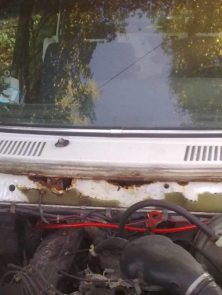 Ombygning af volvo 240 - Ja såen gammel bil skal jo være lidt rådden. men dette er dog det eneste jeg har fundet på den der er gennem tærret på nær forskærmene. billede 14