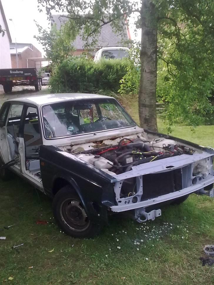 Ombygning af volvo 240 - "nye" skærme så ligner det næsten en bil igen billede 21