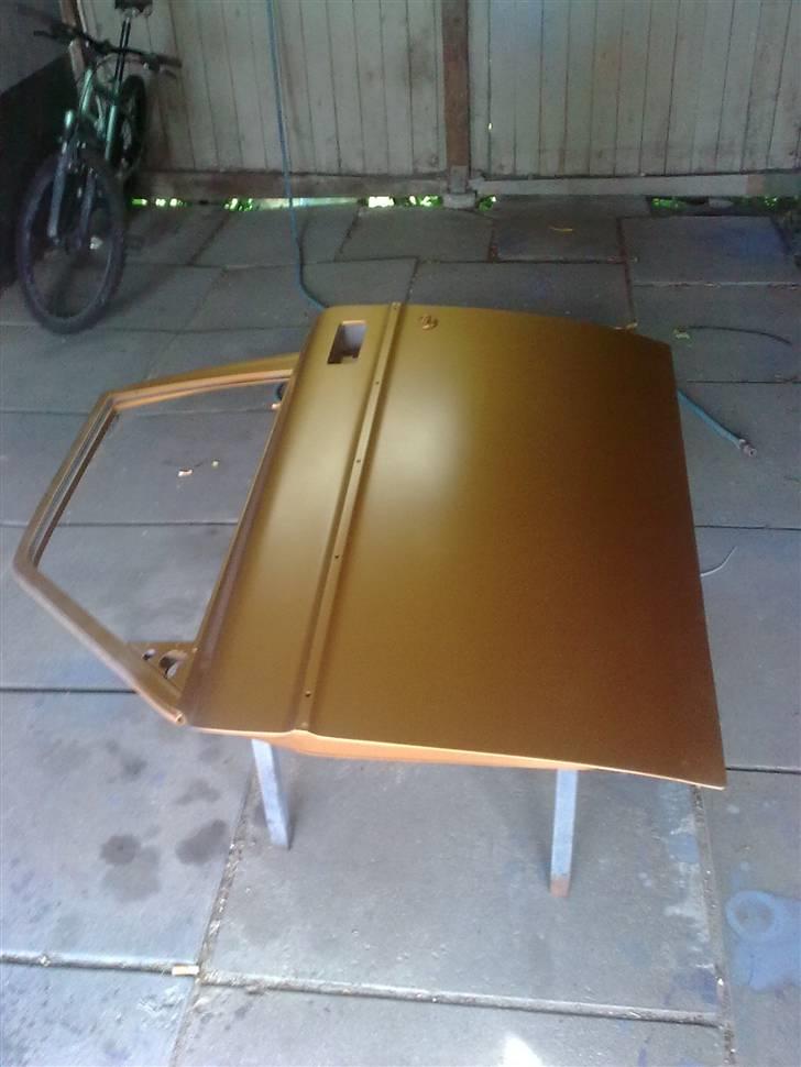 Ombygning af volvo 240 - Guld metallic i perlemor. Farven blir lige en tak lysere end denne her. (godt man købte en 1/4 L inden man bestemte sig for det er da lidt små dyrt) billede 24