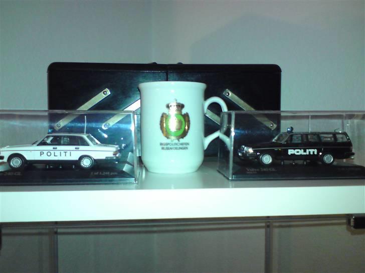 MODEL BILER i størrelse 1:43-1:24 og 1:18  - Volvo 242 Sedan "Dansk Politi" fra minichamps
Volvo 242 St. car "Dansk Politi" fra minichamps.

Originalt Politi krus fra Rejseholdets afdeling. billede 3