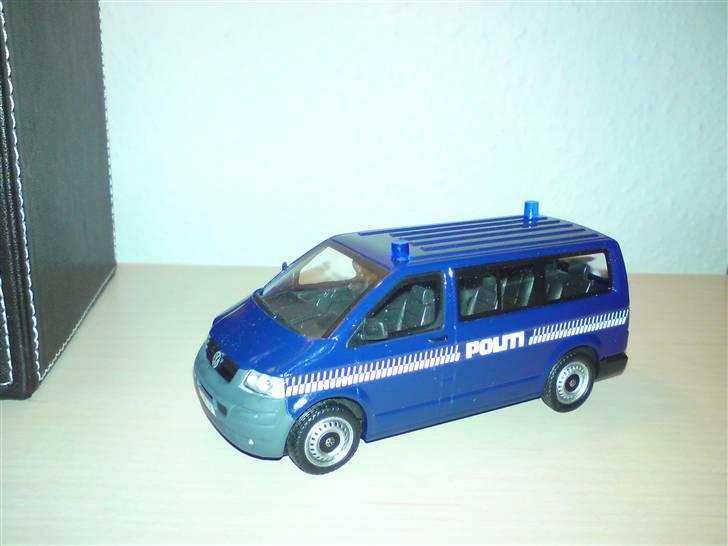MODEL BILER i størrelse 1:43-1:24 og 1:18  - VW T5 TDI fra Schuco

Str: 1:43 

Jeg har selv modifeceret bilen med Politi decaler og blink, så den er blevet til en af Politi'ets
 "Golf" patruljer billede 4