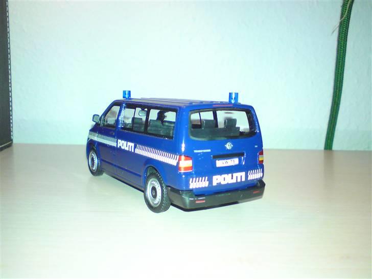 MODEL BILER i størrelse 1:43-1:24 og 1:18  - VW T5 1:43 Schuco

Jeg har selv modifeceret bilen med Politi decaler og blink. billede 5
