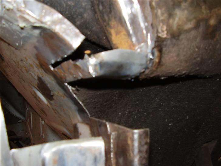 Alfa Romeo Alfetta GTV - Så begynder opbygningen af hjørnet efter alt rust er fjernet. billede 25