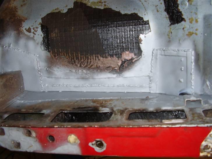 Alfa Romeo Alfetta GTV - Hjørnet bag højre forhjul set fra styrrummet billede 29