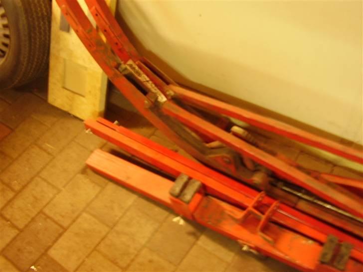 Alfa Romeo Alfetta GTV - Nyt grej. en autovip til at vippe bilen om på siden så der kan laves rust i bund:) billede 31