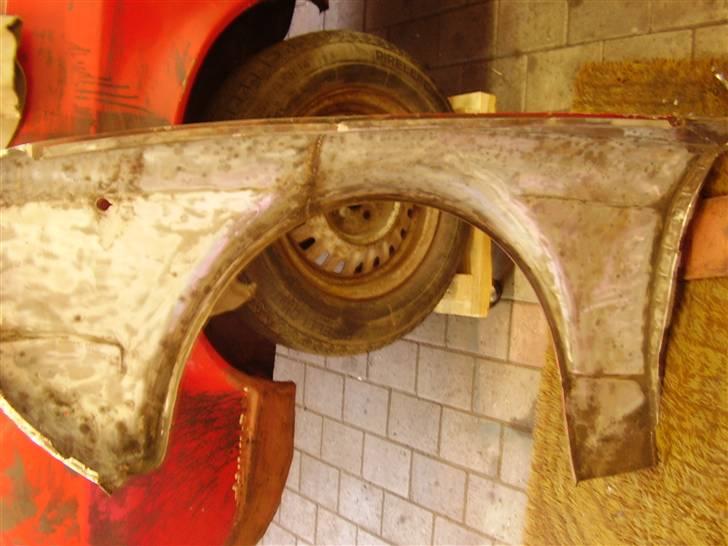 Alfa Romeo Alfetta GTV - Højre forskærm fra bagsiden hvor det ses at der også har været svejset ny halvdel på... billede 32