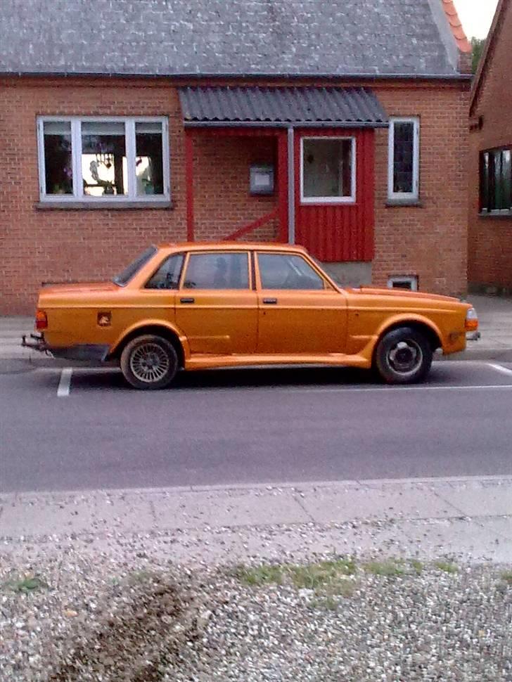Ombygning af volvo 240 - Så begynder det da at hjælpe på det nu kan man da køre i den igen (-: så mangler jeg bare det sidste til skørterne som jeg forhåbentligt skal hente i løbet af ugen. billede 44