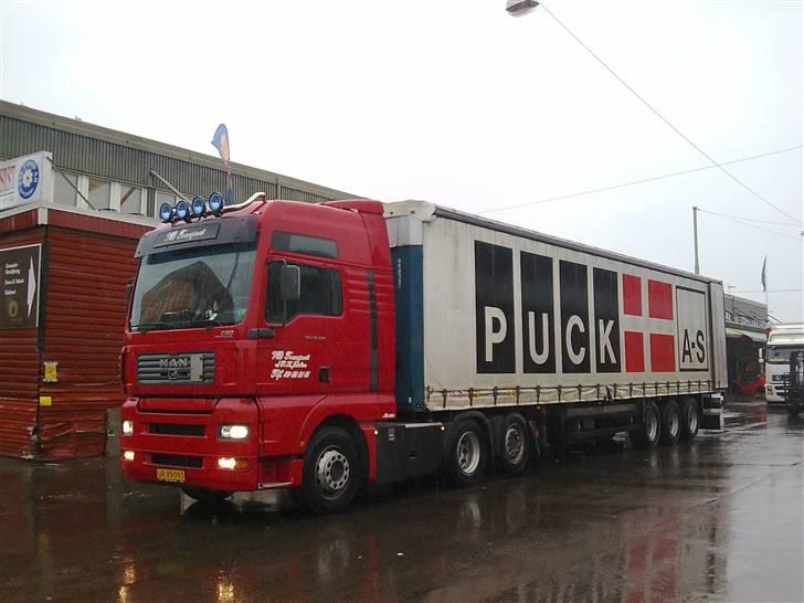 Billeder fra mine ture hos VB Transport - Oppe ved en underlig forretning i Göteborg og læsse et læs vaske pulver af. Har aldrig set at man køre rundt inde i en butik med en gaffeltruck. billede 96