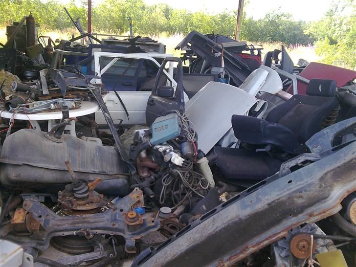 Til minde om Ove Bruun.. - Og bare en lille smule af de dele som bare står og venter på og få nyt liv på en bil et sted..
Jeg havde desværre ikke mere strøm for der er meget mere herudefra.. billede 18