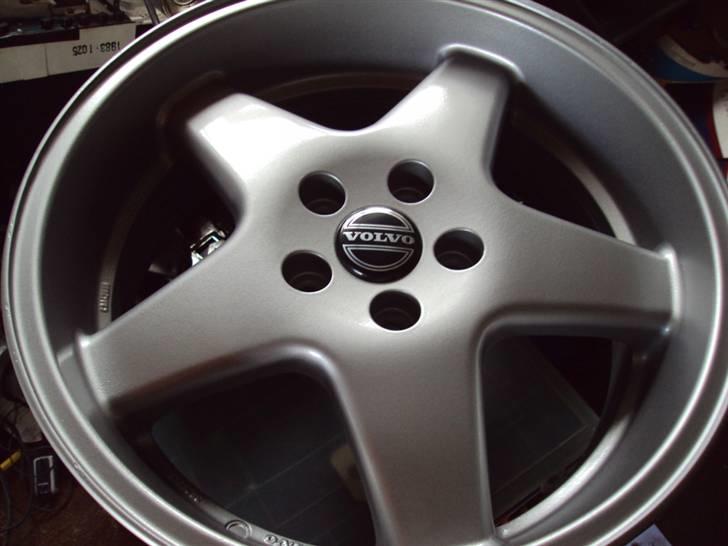 Renovering af Volvo alufælge - Sådan blev resultatet efter vandslibning med korn 1500 og efterfølgende klarlak. billede 9
