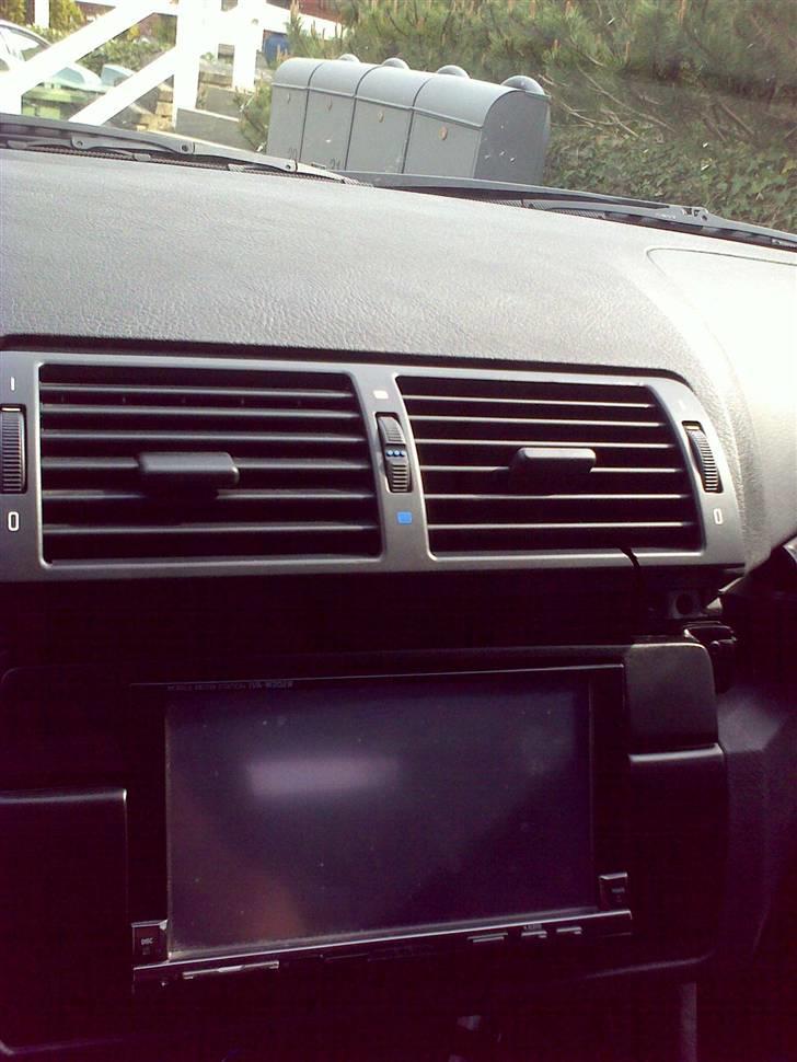 2-DIN skærm i BMW E46 Coupé - Radioen kommer i. Den sidder perfekt! billede 3