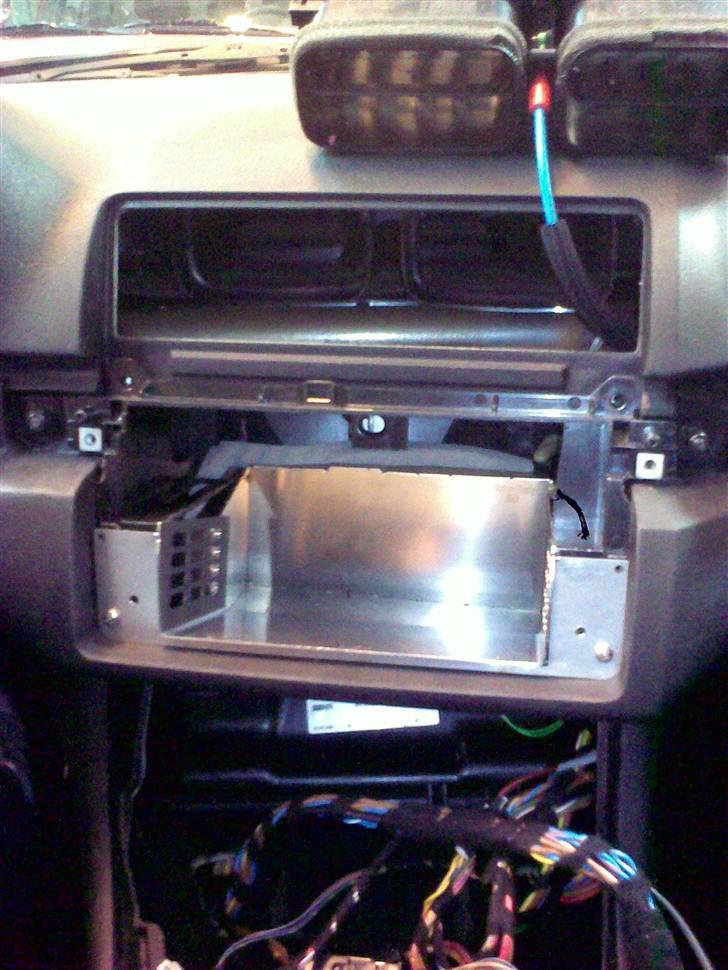 2-DIN skærm i BMW E46 Coupé - Klinaanlæget, lister og andet bliver fjernet billede 1