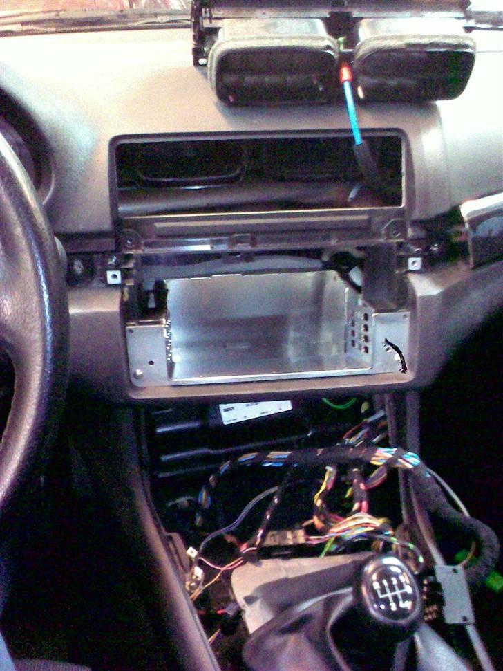 2-DIN skærm i BMW E46 Coupé - Der skal skæres i luftkassen så rammen kan komme helt ind og sidde billede 2