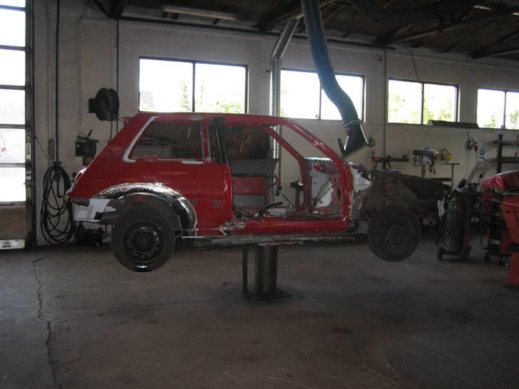 Toyota corolla ae82  - Ja vi har da fået lavet lidt rust i den nu :) så er den snart klar til maler. billede 1