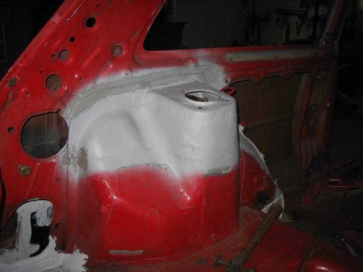 Toyota corolla ae82  - Begge tårn har været af for at lave rust bagved.. billede 2