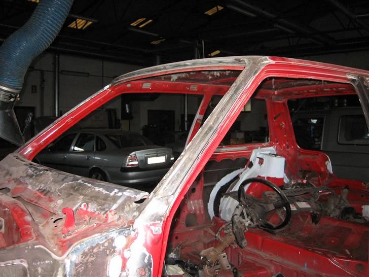 Toyota corolla ae82  - Rammen rundt om forruden er blevet skiftet da den gamle var rådent væk. billede 4