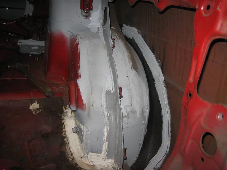 Toyota corolla ae82  - Skærmkanter skulle skiftes langt oppe, da han den sidste ejer havde glemt og gi den noget behandling da han var færdig, så begge skærm var rådent væk os.. billede 5