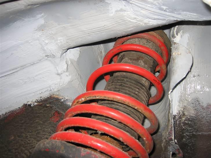 Toyota corolla ae82  - Så er rusten lavet oppe i hjul kasserne ( begge sider) billede 7