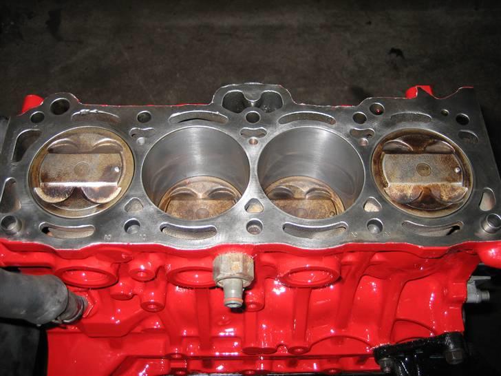 Toyota corolla ae82  - Stempler kom i igen, med nye ringe og honet cylinder. og plejl lejer og hovedlejer blev os skiftet. billede 11