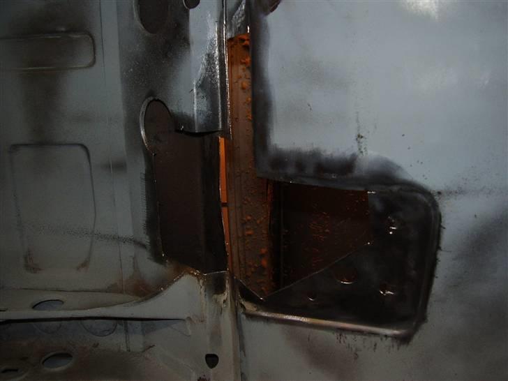 Alfa Romeo Alfetta GTV - Under det bagsæde som ikke lige pt er monteret. set fra bunden over gearkassen billede 41