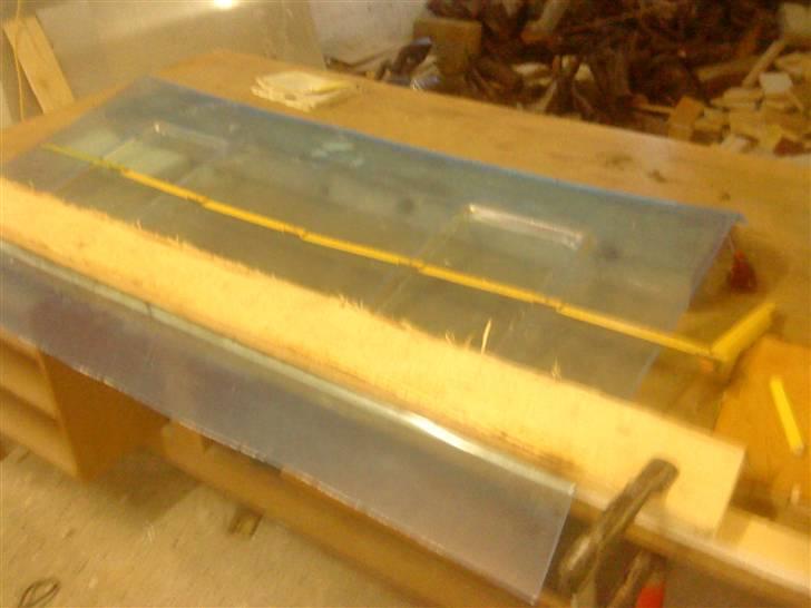 Ny hattehylde til den lille bil :) - Da vi havde brugt de første 4 timer på at varme med varmepistol og bøje plexiglasset skulle vi li' ha en lille pause.. men næh nej.. min far kan bare ikke sidde stille. billede 1