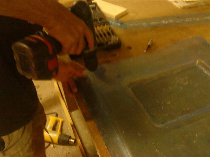 Ny hattehylde til den lille bil :) - Da det hele passede perfekt skulle vi sætte beslagene fra den gamle hattehylde på. billede 4