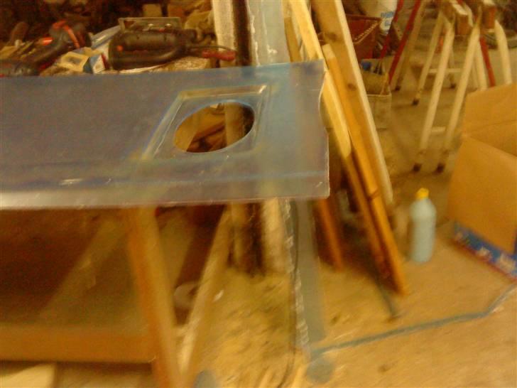 Ny hattehylde til den lille bil :) - Tror det tog os en halv time og mange prøver på pap og papir før at det lykkedes os at få lavet hullerne til mine nye 6/9'ere. billede 6