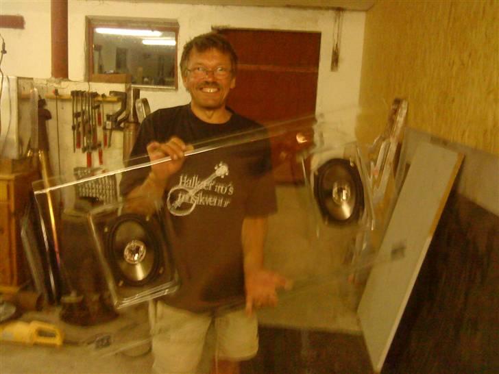 Ny hattehylde til den lille bil :) - Og det her er det færdige resultat på mange timers arbejde.. to glade personer og en færdig hattehylde. billede 9