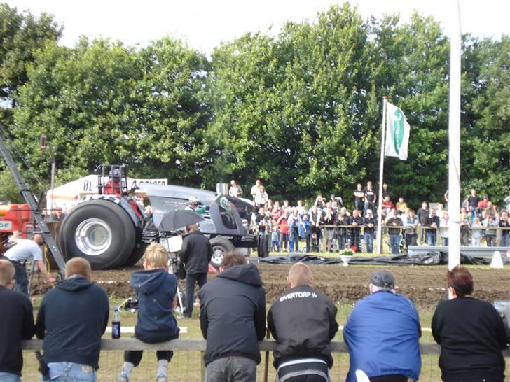DTP ( Dansk Traktor Pulling ) i Herning 2009 - Super- og Pro Stock

normalt en 12,5L motor, men ændret med anden indmad til kun 10,5,
ja og så med tryk selvfølgelig. billede 17