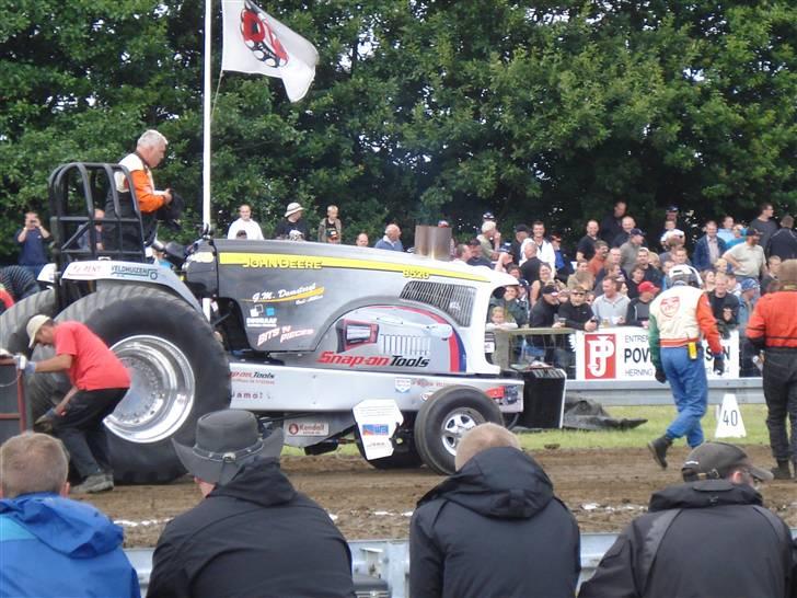DTP ( Dansk Traktor Pulling ) i Herning 2009 - Super- og Pro Stock

10,5L motor der giver op, to turboer blev blæst ud af fronten,
med 15-18 bars ladstryk. 
DET LØD VILDT. billede 18