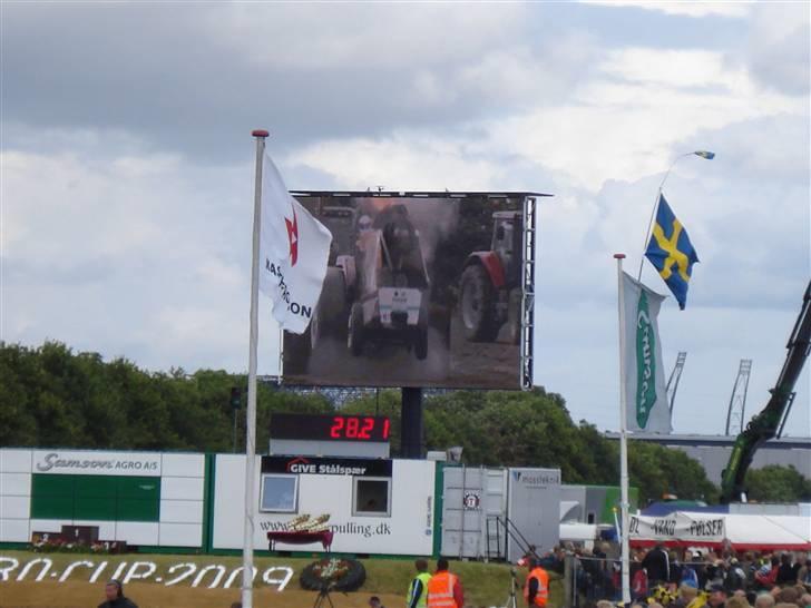 DTP ( Dansk Traktor Pulling ) i Herning 2009 - Super- og Pro Stock

billede af storskærm, hvor man ser eksplotionen forfra. billede 22