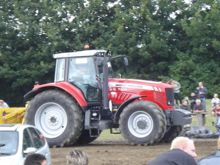 DTP ( Dansk Traktor Pulling ) i Herning 2009 - Hjælpe traktor der retter banen op billede 34