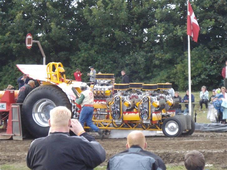 DTP ( Dansk Traktor Pulling ) i Herning 2009 - 4500 Modificerede 

FOX, et dansk team
http://www.tractorpulling.dk/sider/teams2/fox45.htm billede 35