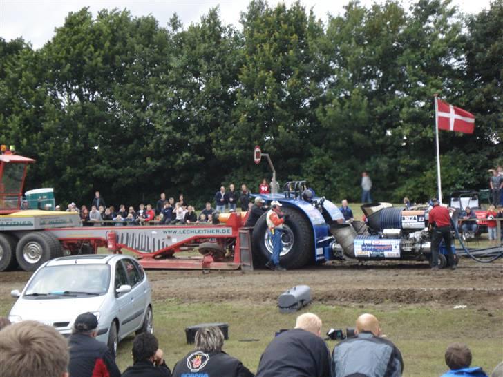 DTP ( Dansk Traktor Pulling ) i Herning 2009 - 4500 Modificeret

whispering giant, med 4 turbinemotore og ca 8.000 hk på hjulene. billede 42