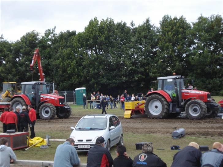 DTP ( Dansk Traktor Pulling ) i Herning 2009 - Hjælpe traktorne igang med banen billede 45