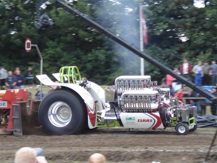 DTP ( Dansk Traktor Pulling ) i Herning 2009 - 4500 Modificeret 

Green Fighter, 9000 hk i takeoff. billede 48
