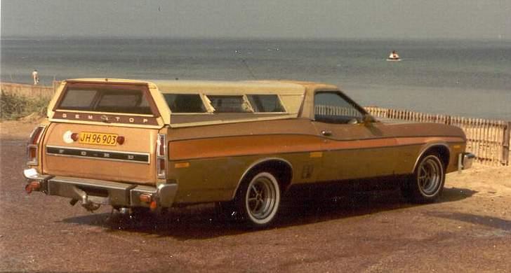 1974 Ford Ranchero GT - Kørte på GAS, med en gastank der lå UNDER ladet. 
Det positive var at man havde hele ladet til rådighed. 
Det negative var den elendige operationsradius. 
Når jeg lå og kørte København - Sønderborg, skulle der altid tankes på Fyn et sted. Det kunne give lidt stress, når man skulle have det til at passe med sidste færge, men heldigvis var der tankpassere, der holdt sig vågen med sort kaffe efter lukketid. :-) billede 11