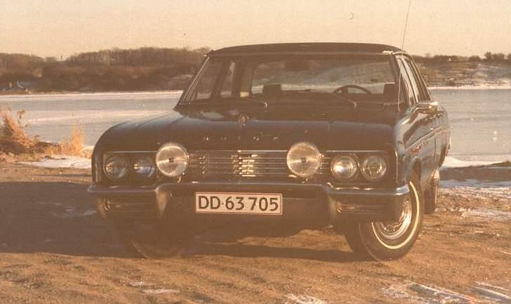 1965 Buick Skylark - Meget økonomisk lille V8 motor med en umærkelig 2-trins aut. gearkasse.
De uklædelige tågelygter skyldtes at forlygterne ikke var lavet om til halogen. billede 4