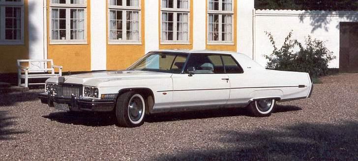 1973 Cadillac Coupe de Ville - For at komme tilbage på banen igen, køber jeg denne i august 1986 uden afgift, hos en forhandler der havde fundet den i Skotland! 
Bruger 1987 til at skille den ad og sætte den istand, efter at have afsluttet en faglig sag på mit tidligere arbejde.
Står derefter med en nyistandsat og gældfri bil, hvor jeg "kun" skal i banken efter pengene til nummerpladerne. billede 1