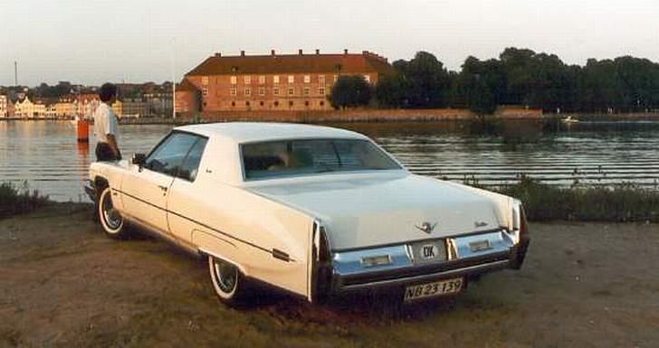 1973 Cadillac Coupe de Ville - 26 år gammel og kigger over til min nye arbejdsplads bag træerne. billede 45