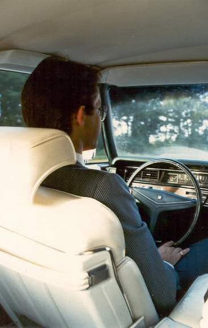 1973 Cadillac Coupe de Ville - Jeg nød virkeligt denne bil. 
Trådte imidlertid 2 af mine lærere gevaldigt over tæerne, ved at komme direkte fra arbejde og i skole sådan her.
Det samme gjorde sig gældende ved en jobsamtale i Udenrigsministeriet, hvor jeg direkte adspurgt til mine økonomiske forhold, måtte svare at mit billån vedrørte en Cadillac.
Hvor meget dette i virkeligheden havde på sig, gik først op for mig som limousine chauffeur ved EU-topmøder under Poul Nyrup regeringen. 
Da var det forbudt at køre i amerikanske biler, pånær en enkelt down-size Buick. billede 47