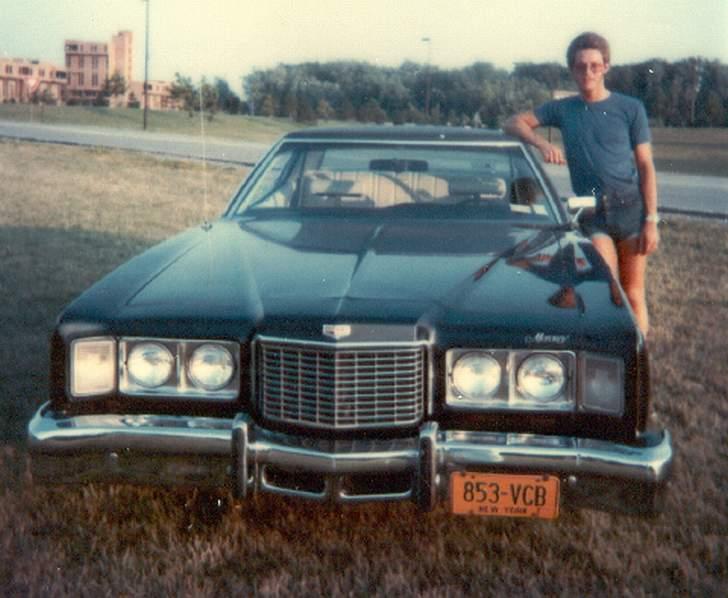 1975 Mercury Montego MX - På plænen foran Amherst Campus (studenter kollegiet) hvor jeg boede på S.U.N.Y.a.B.
Billedet der blev sendt hjem for at vise at jeg have fundet noget fornuftigt at køre i for $800.00.
 billede 7