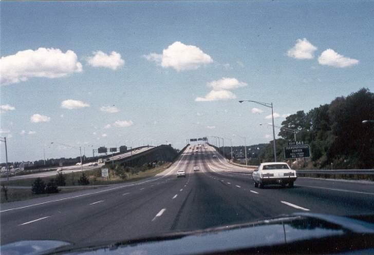 1975 Mercury Montego MX - Turen gik fra Buffalo via Boston, N.Y. City, Washington, Harrisburg, Cleveland, Detroit, Chicago, Memphis (Elvis var jo lige død tre år forinden), St. Louis, Denver, Salt Lake City, Reno, San Francisco, Solvang, Los Angeles. Her er det strækningen ind mod N.Y. City. billede 10