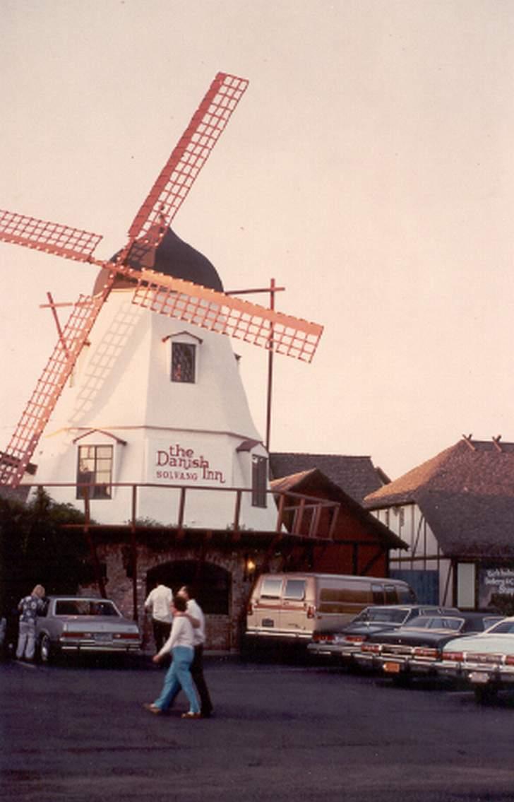 1975 Mercury Montego MX - Solvang, CA. Man kan mene om den hvad man vil. 
Men kommer man nordfra, giver det den flotteste indkørsel til Santa Barbara. billede 19