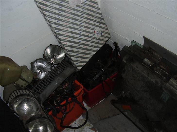 Alfa Romeo Alfetta GTV - Lagerrummet fyldt med gtv dele og lidt til 75'eren billede 71