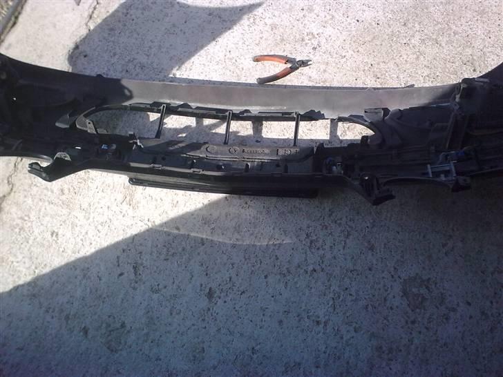 Styling til Mercedes W211 ! - Led lys / AMG NÆSTEN FÆRDIG!!!! - Orginal Kofanger, sidder stadig beslag samt parkeringssensore i! billede 4